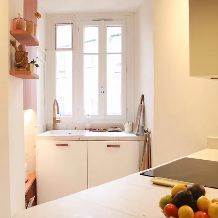 Spacious Love Cocoon In 17th Batignolles *