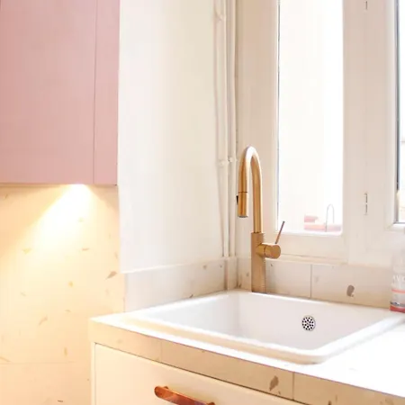 Spacious Love Cocoon In 17th Batignolles Apartment