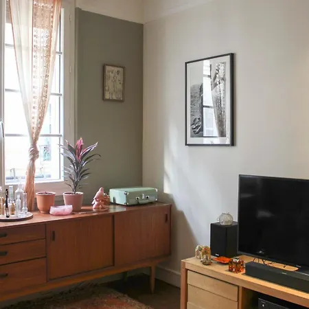 Spacious Love Cocoon In 17th Batignolles Apartment *