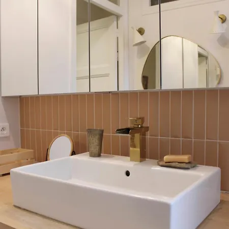 Spacious Love Cocoon In 17th Batignolles Apartment